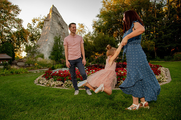 Golden Hour Family Portraits at the International Peace Gardens – The Boss Family1220
