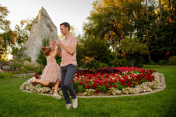 Golden Hour Family Portraits at the International Peace Gardens – The Boss Family1225