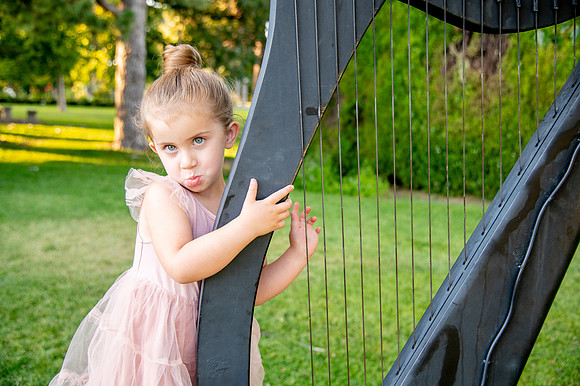 Golden Hour Family Portraits at the International Peace Gardens – The Boss Family832