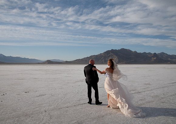 Heather Ohman & Chad Winget’s Windswept Wedding Adventure at the Utah Salt Flats020646