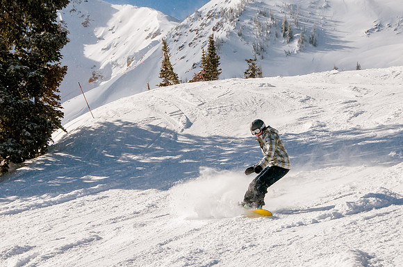 Making turns on snow covered mountains