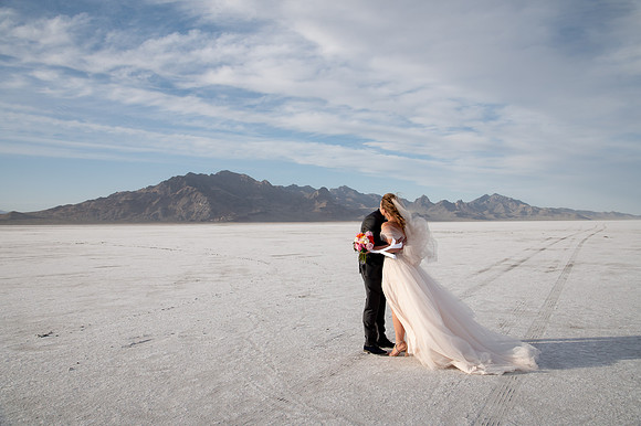 Heather Ohman & Chad Winget’s Windswept Wedding Adventure at the Utah Salt Flats020676