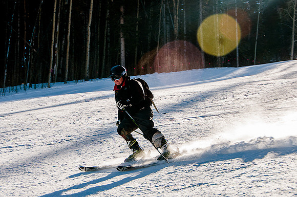 Injured combat veteran skis with prosthetic leg.