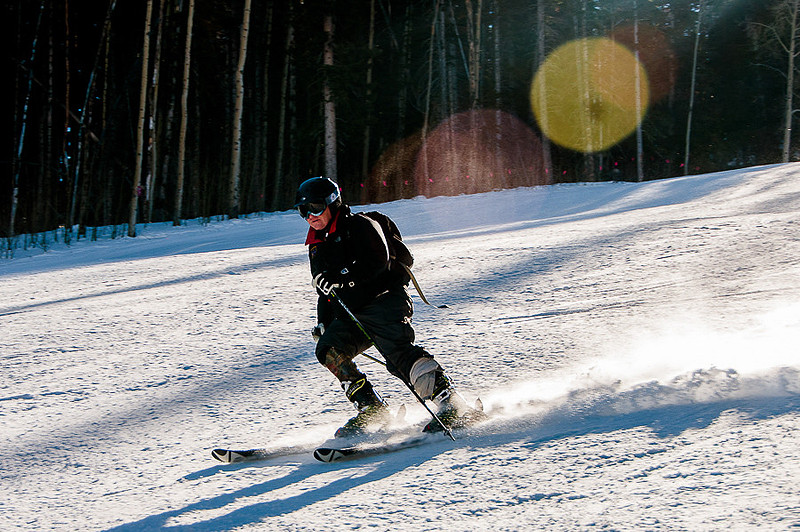 Injured combat veteran skis with prosthetic leg.