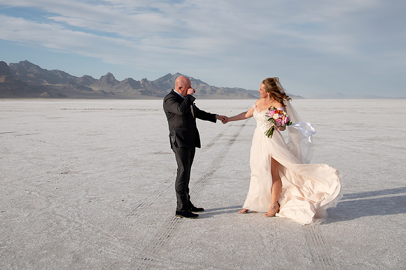 Heather Ohman & Chad Winget’s Windswept Wedding Adventure at the Utah Salt Flats020689