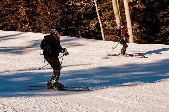 Injured combat veteran skiing with prosthetic leg.