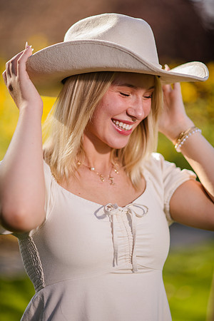 Family Portraits at Wheeler Farm: Alicia Peterson's Blended Family in the Glow of Sunset