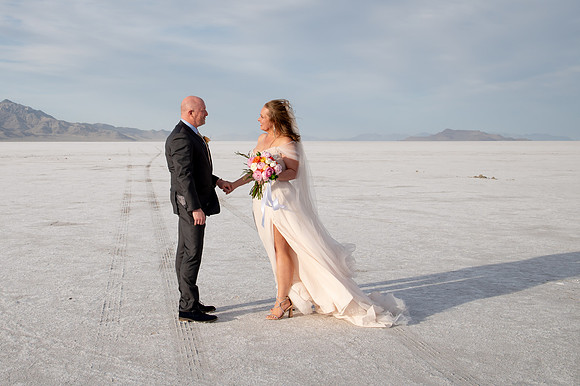 Heather Ohman & Chad Winget’s Windswept Wedding Adventure at the Utah Salt Flats020692